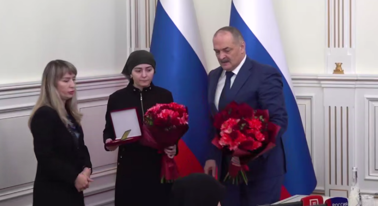 Меликов вручил семье погибшего офицера Абдурахмана Кучакаева высшую награду Дагестана