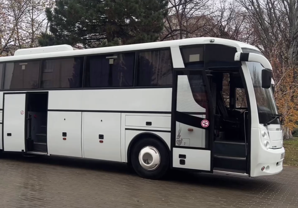 Меликов передал морпехам ключи от нового комфортабельного автобуса