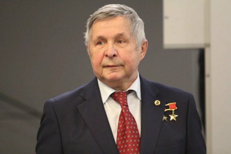 Дважды Герой СССР Виктор Савиных снялся в клипе на песню «Нежность» в Музее Победы