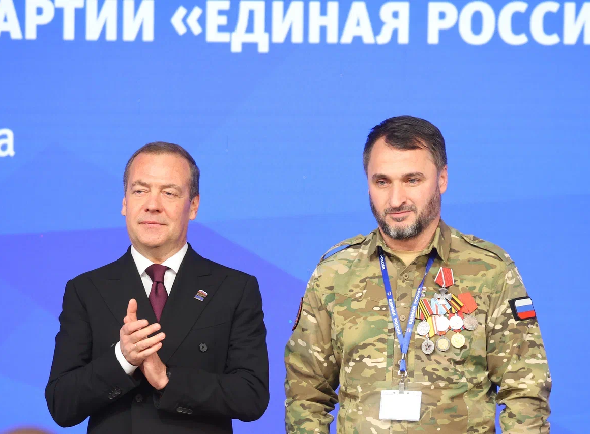 Дмитрий Медведев вручил Орден Мужества дагестанскому депутату-участнику СВО