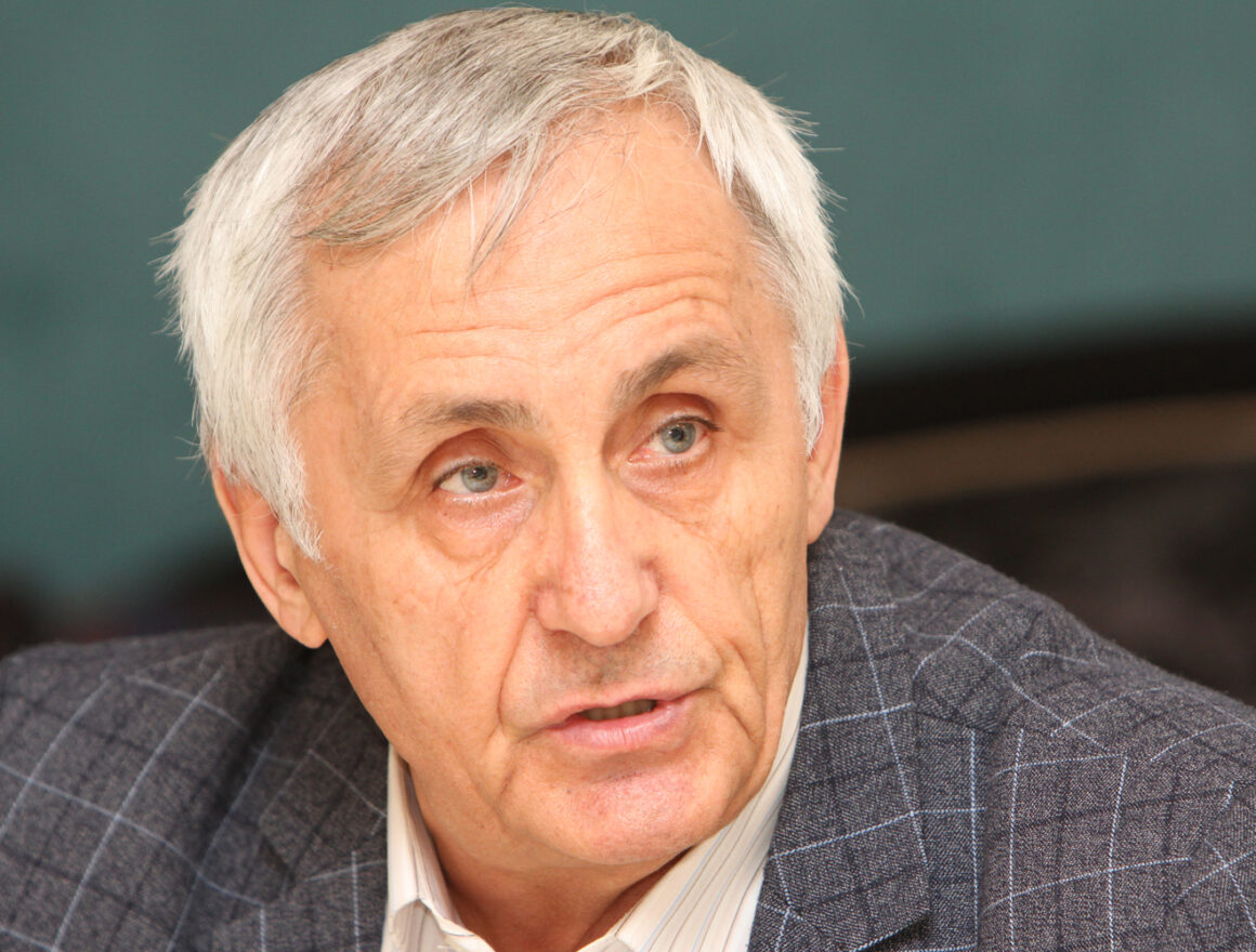 Политолог Уразаев: Прямая линия Меликова стала эффективным каналом решения проблем дагестанцев