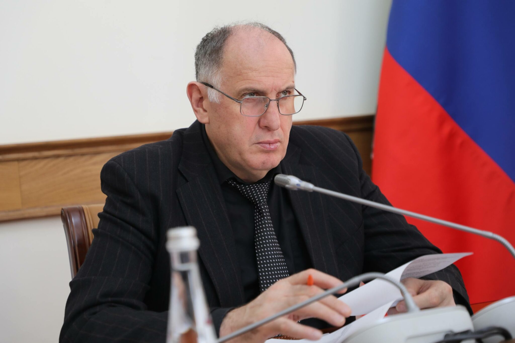 Премьер Дагестана потребовал активизировать внедрение безналичных платежей