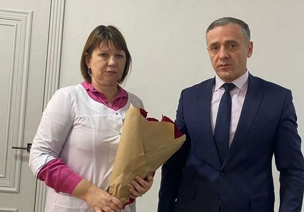 В Кизляре Главврач больницы поздравил мать погибшего участника СВО с Днем матери