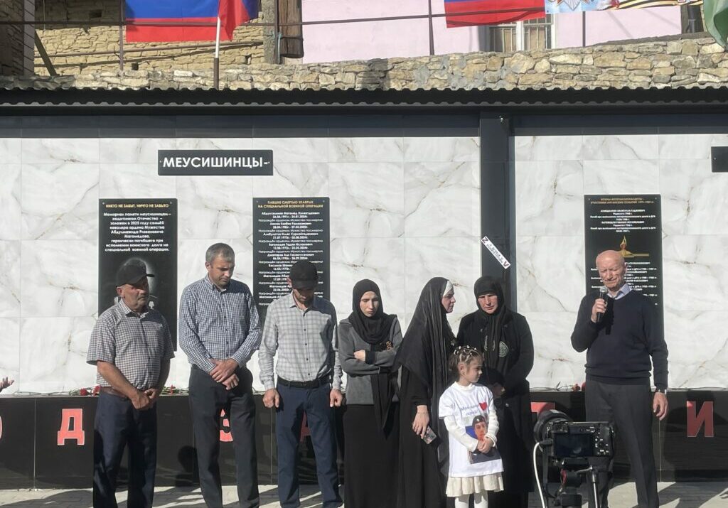 В Дахадаевском районе открыли мемориал в честь 300 героев
