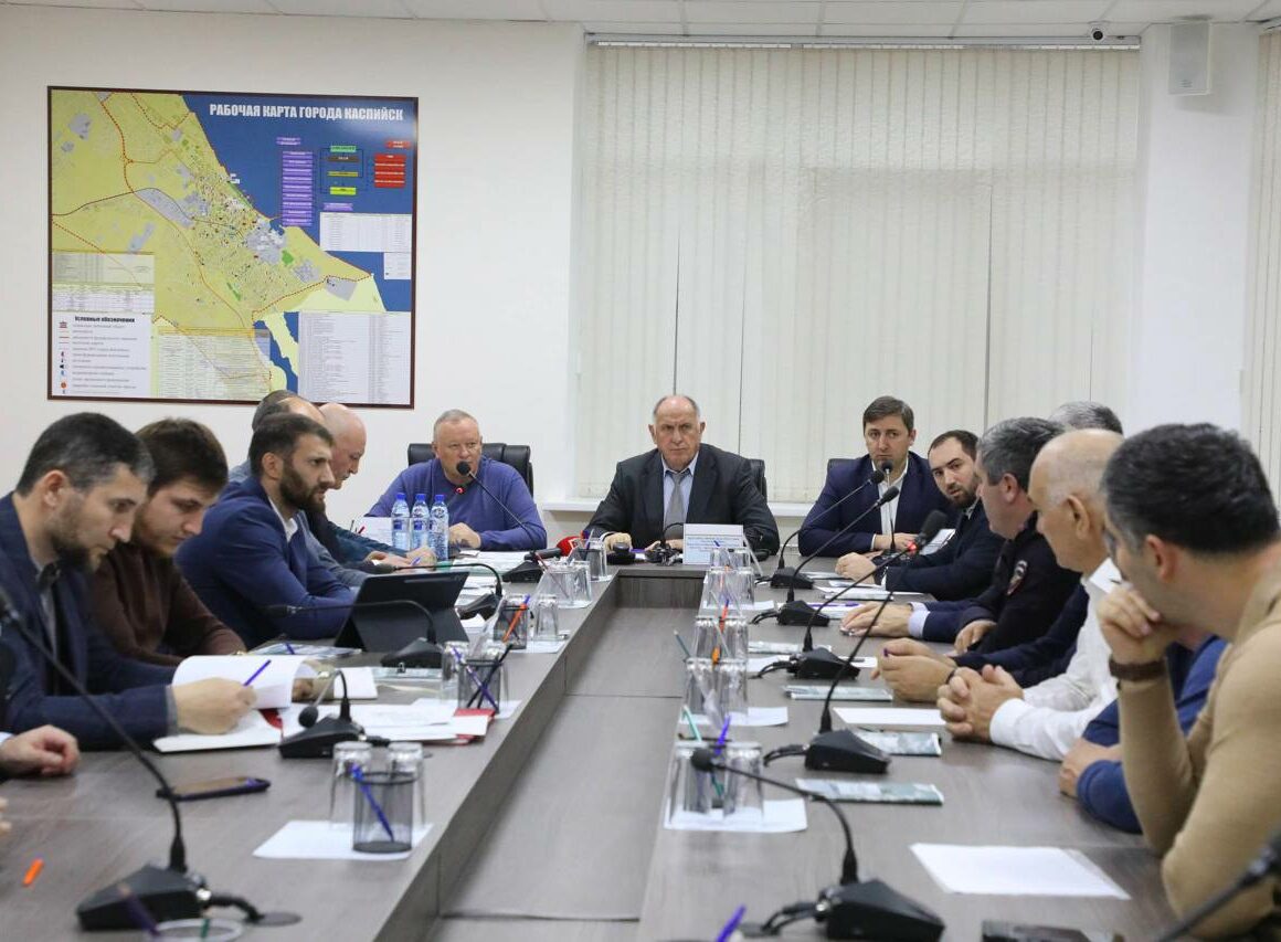 Абдулмуслимов провел штаб: повреждения в Каспийске после атаки БПЛА устранят оперативно