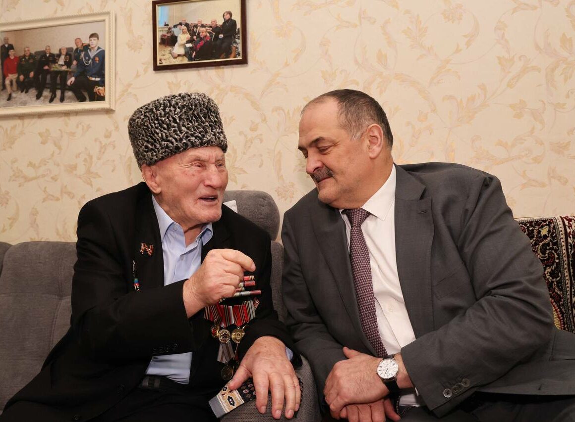 Меликов навестил 102-летнего ветерана ВОВ в День Героев Отечества