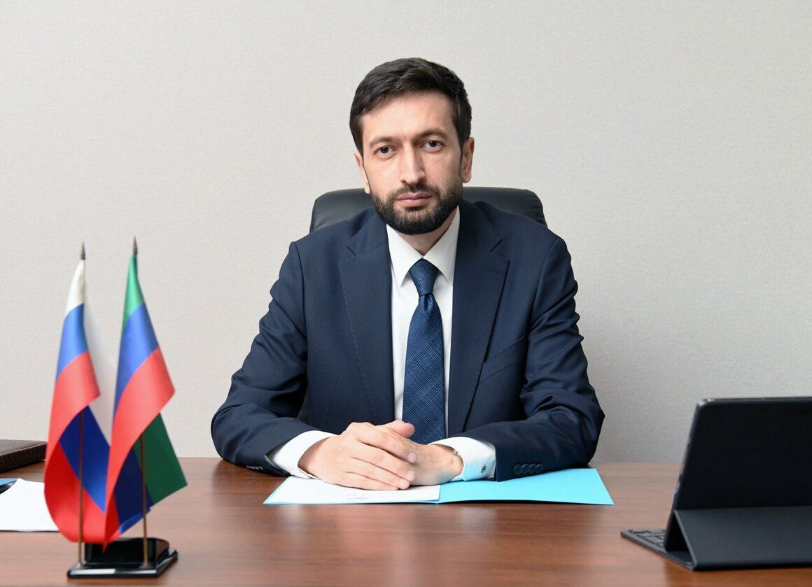 Руководитель Дагинформа поздравил дагестанцев с Днем Героев Отечества