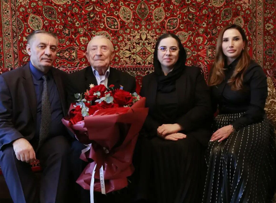 Вице-премьер Абдурахман Махмудов навестил ветерана ВОВ Юрия Петрухина