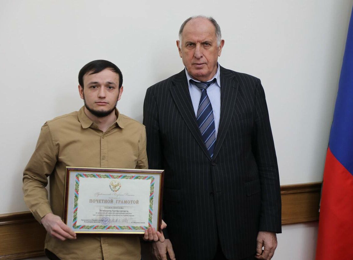 Премьер Дагестана наградил студента, спасшего тонущего ребенка