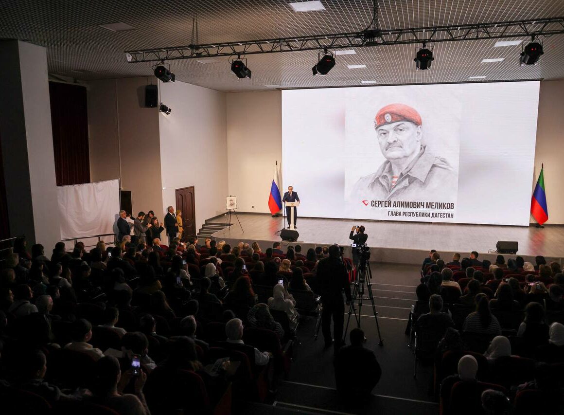 Сергей Меликов открыл в Махачкале выставку «ВОВеки СВОи»