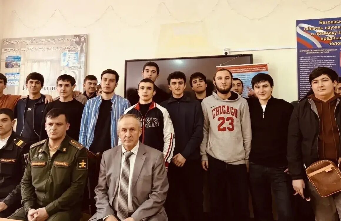 В Дербентском колледже студентам рассказали об особенностях службы по контракту