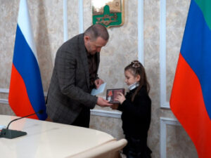В Хасавюрте семье погибшего на СВО Бекхана Юсупова вручили медаль Суворова