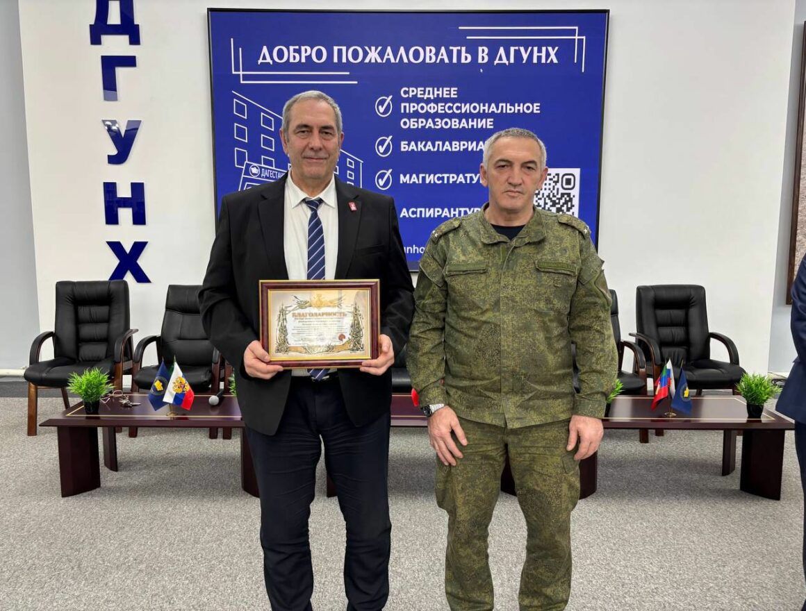 Ректор ДГУНХ Ахмед Бучаев получил благодарность военных за системную поддержку бойцов СВО