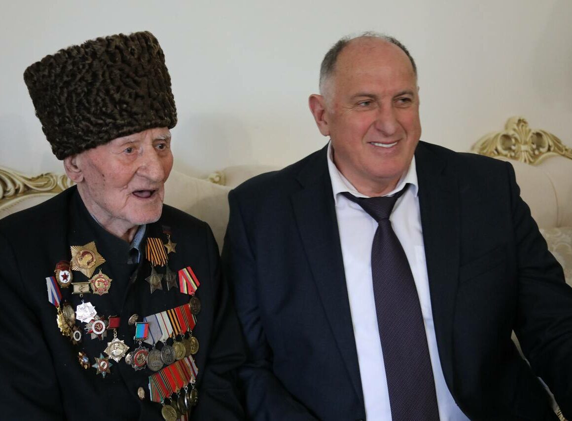 Абдулмуслим Абдулмуслимов поздравил Ибрагима-Пашу Садыкова с 102-летием