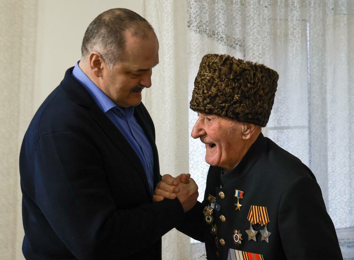 Глава Дагестана поздравил 102-летнего Героя России Ибрагим-Пашу Садыкова!