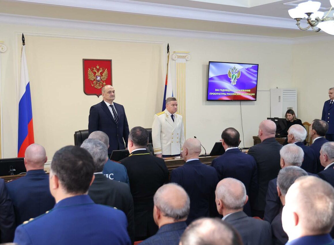 Меликов поздравил прокуроров Дагестана с 304-летием ведомства, отметив их роль в защите прав граждан и СВО