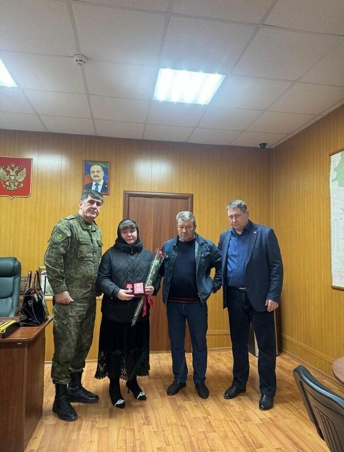В Кизляре семьям погибших военных вручили государственные награды