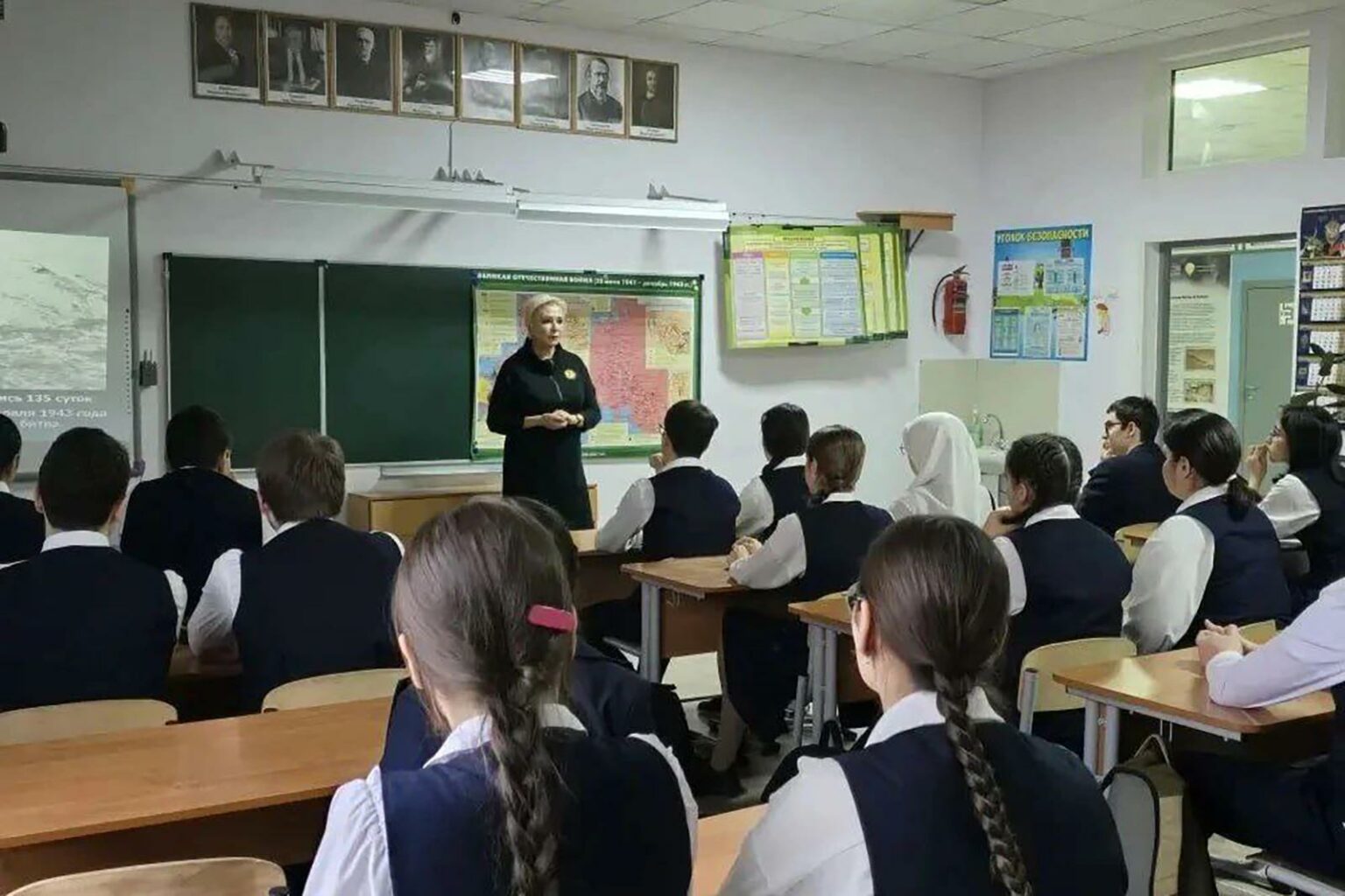 Депутаты Дагестана провели патриотические уроки в честь годовщины Сталинградской победы