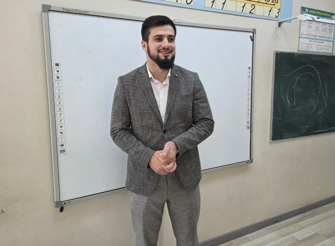 Учитель из Махачкалы покорил соцсети «методом тишины»