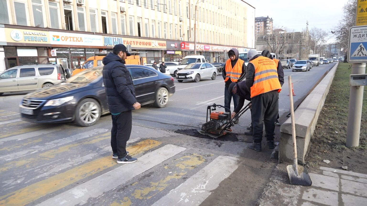 В Махачкале на шести магистральных улицах ведется ямочный ремонт