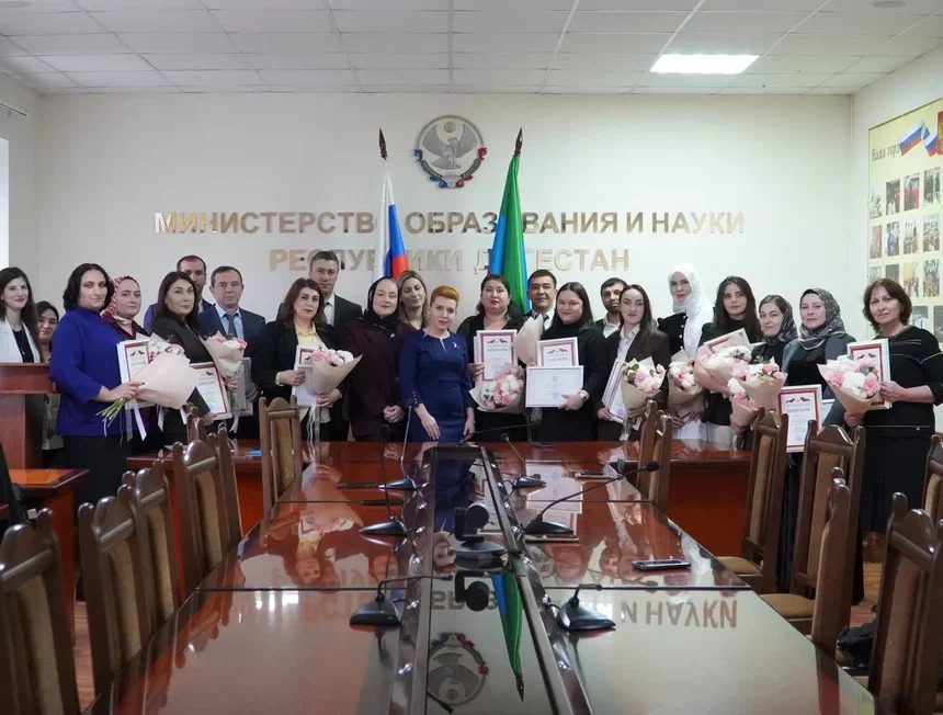В Дагестане наградили 20 лучших управленцев в сфере образования