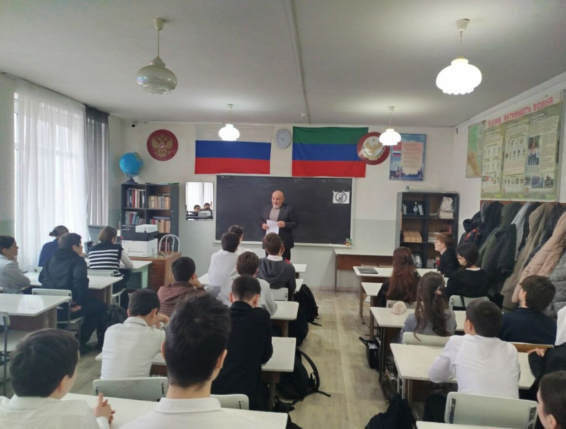 Сотрудники «Дагэнерго» провели Урок мужества для махачкалинских школьников