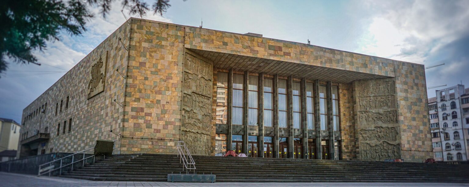 Большой зал Русского драмтеатра в Махачкале закрывается на двухлетнюю реконструкцию