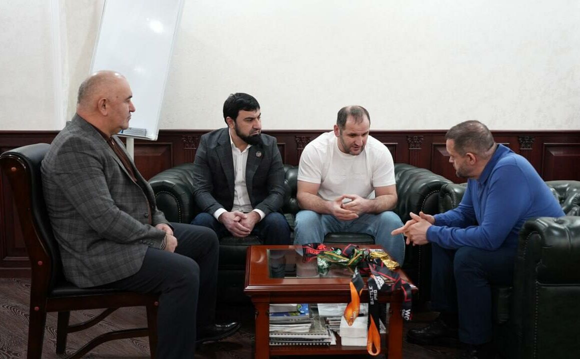 Глава Хасавюрта встретился с участником СВО, чемпионом мира по грэпплингу Ибрагимом Юсуповым