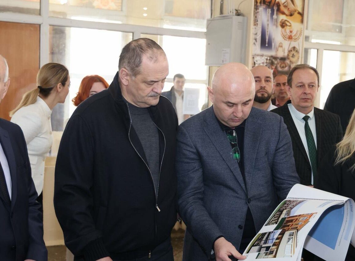 Меликову представили проект капремонта старейшей гимназии Махачкалы