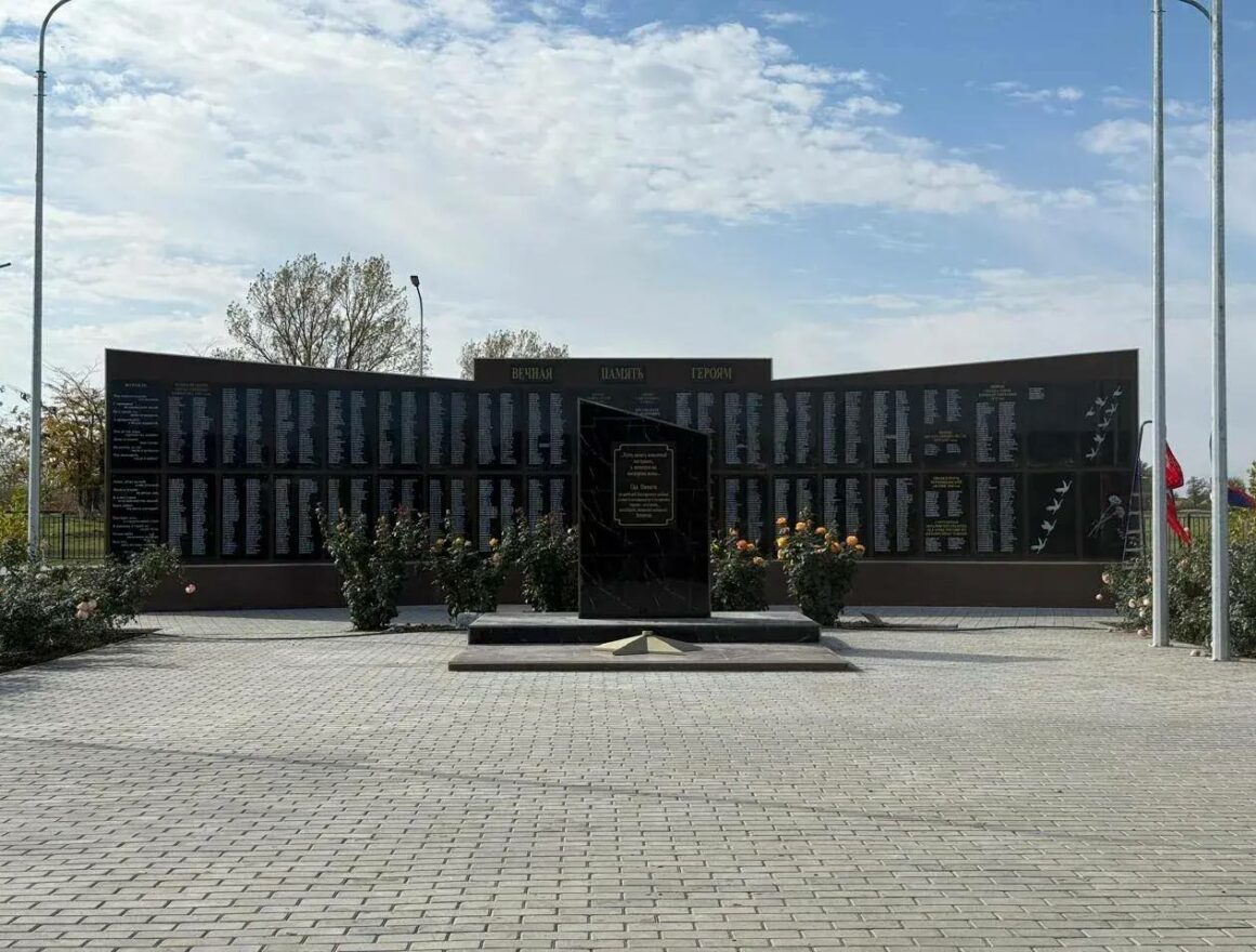 В селе Юбилейное в Дагестане открыли мемориал героям СВО, благоустроенный по программе «Местные инициативы»