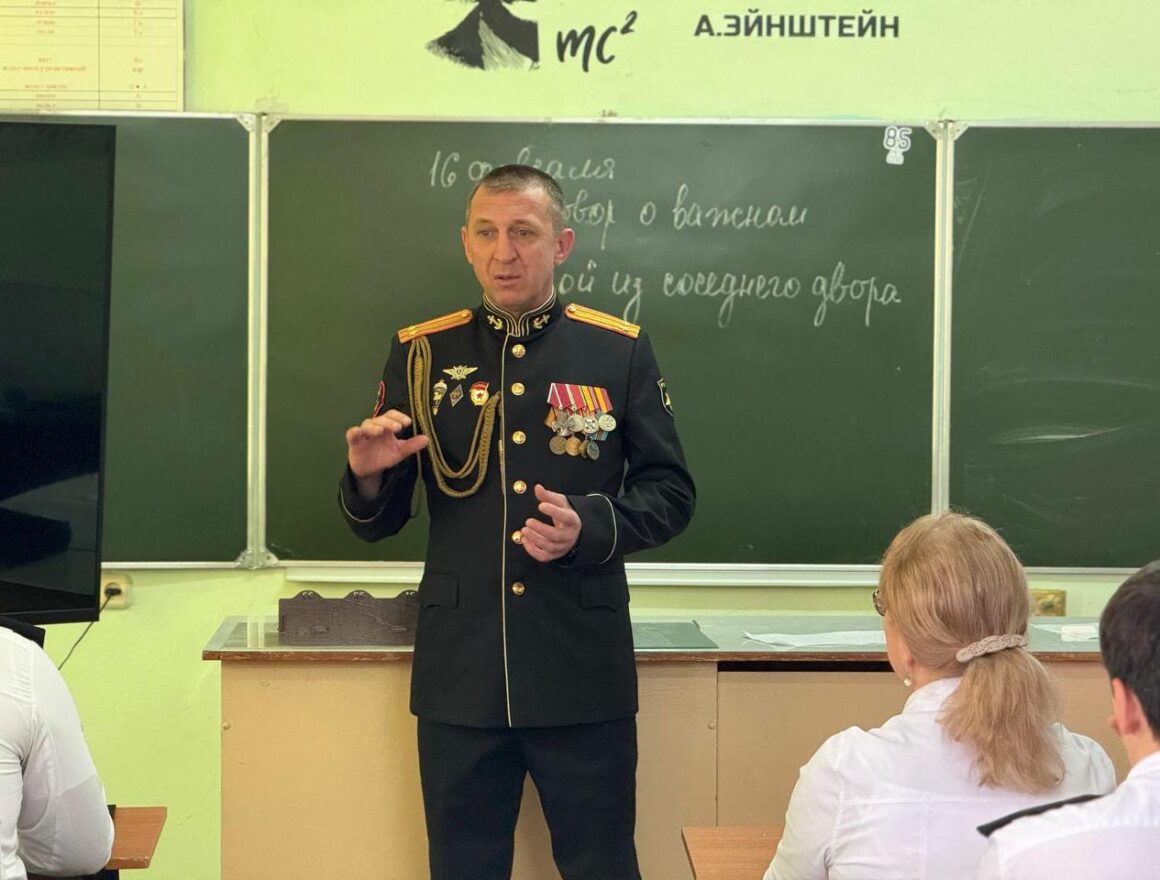 В Каспийске участник СВО провел для студентов «Разговоры о важном»