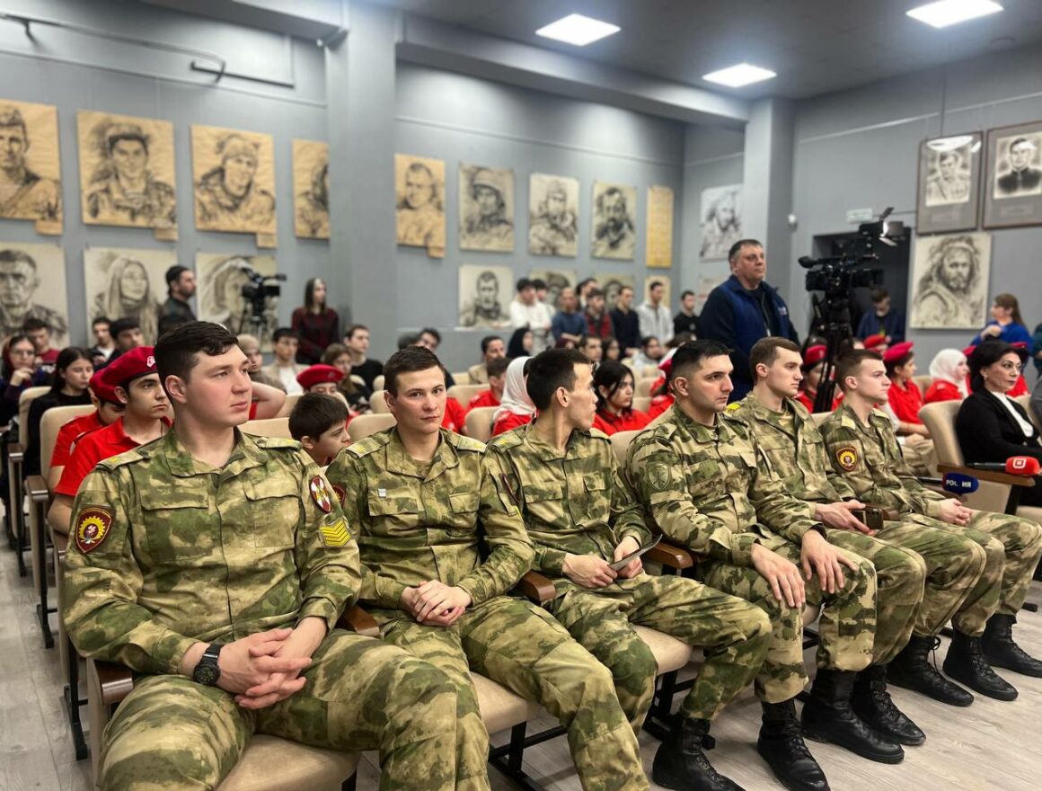 В Махачкале школьникам и юнармейцам показали фильм о героях СВО «По праву памяти»