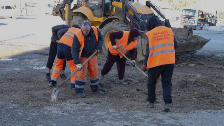 В Махачкале более 10 бригад ежедневно проводят ямочный ремонт улиц