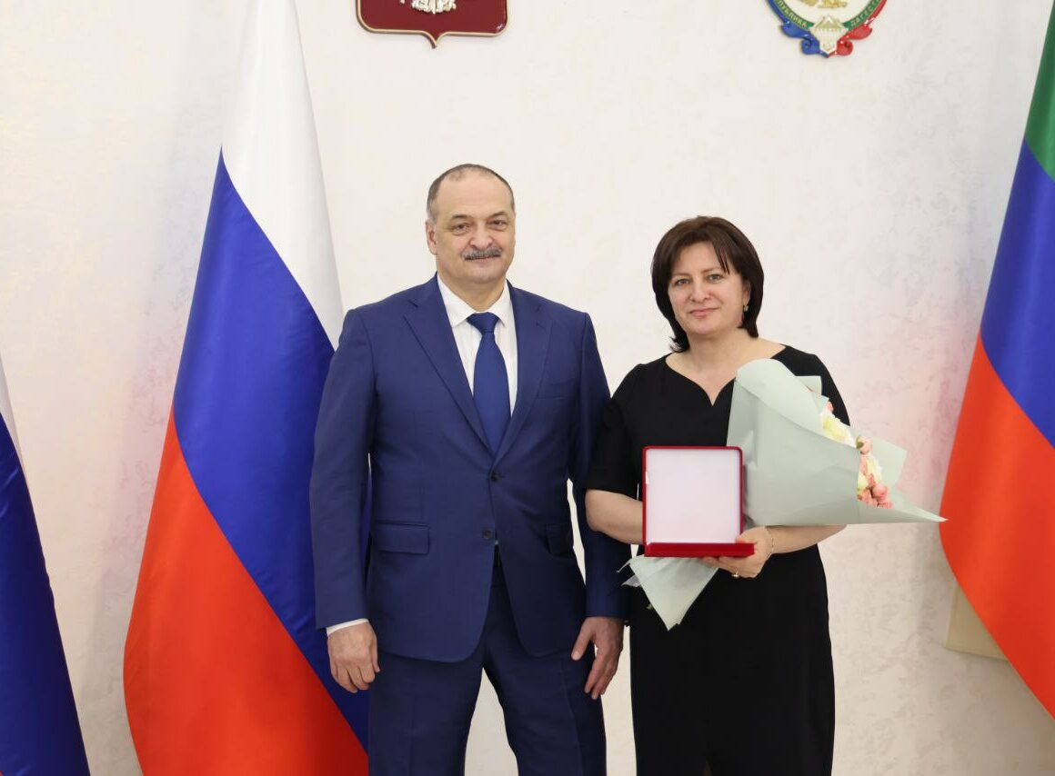 Меликов вручил госнаграды выдающимся женщинам Дагестана