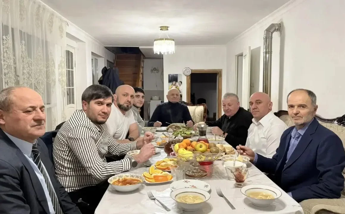 Глава Сергокалинского района поздравил с 95-летием ветерана тыла и педагога Мустафу Мустафаева