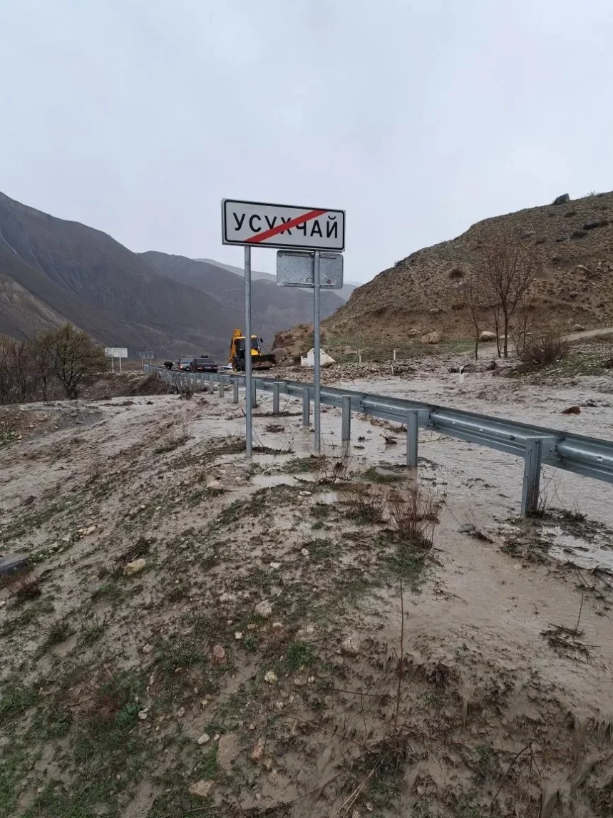 В Докузпаринском районе из-за ливней размыта дорога республиканского значения