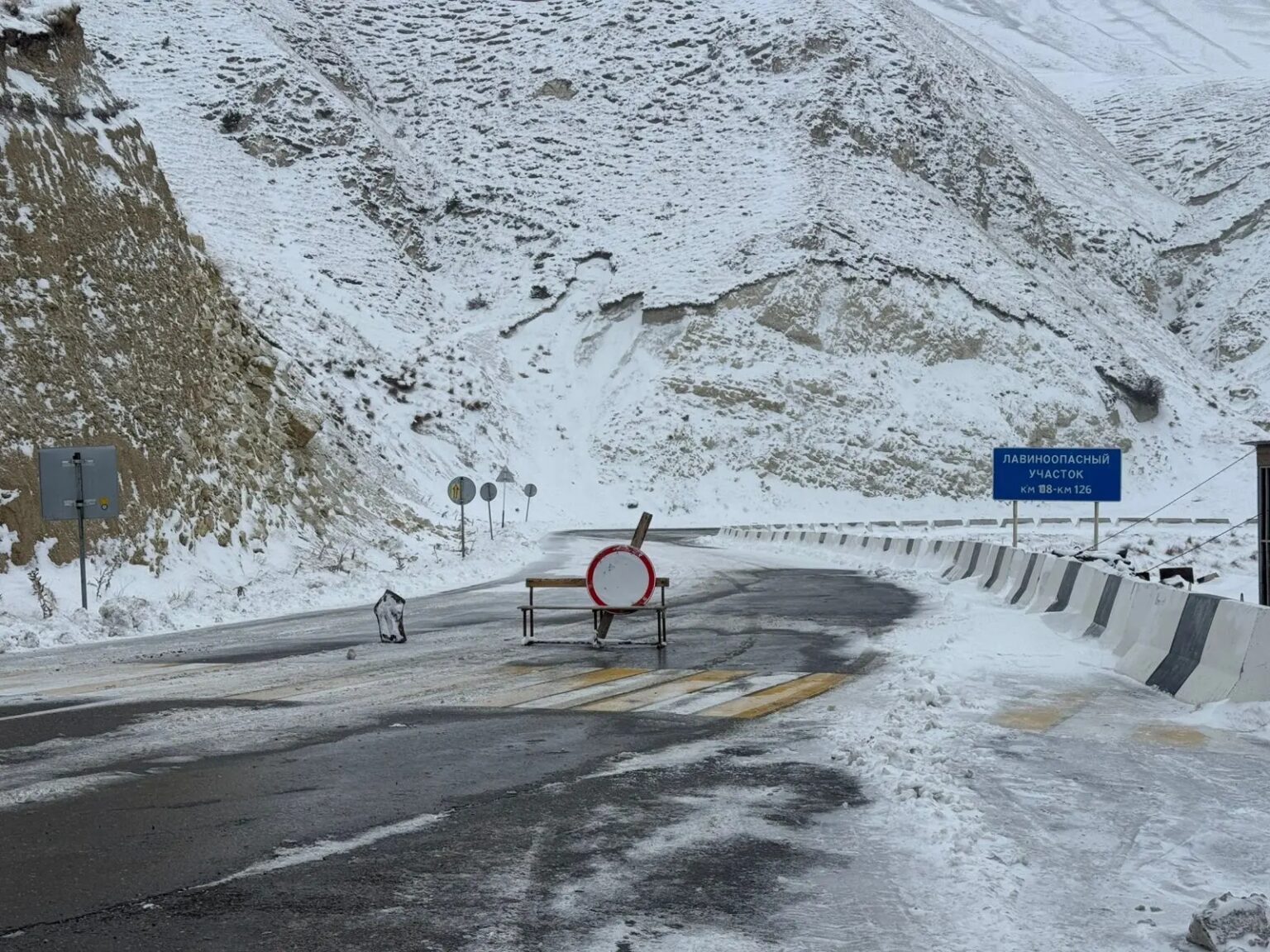 На перевале Харами временно остановили движение из-за метели
