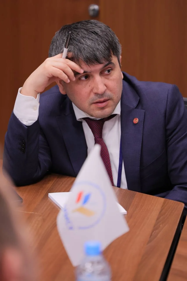 Магомед Курбанов принял участие в стратегической сессии по воспитанию новых поколений в Москве