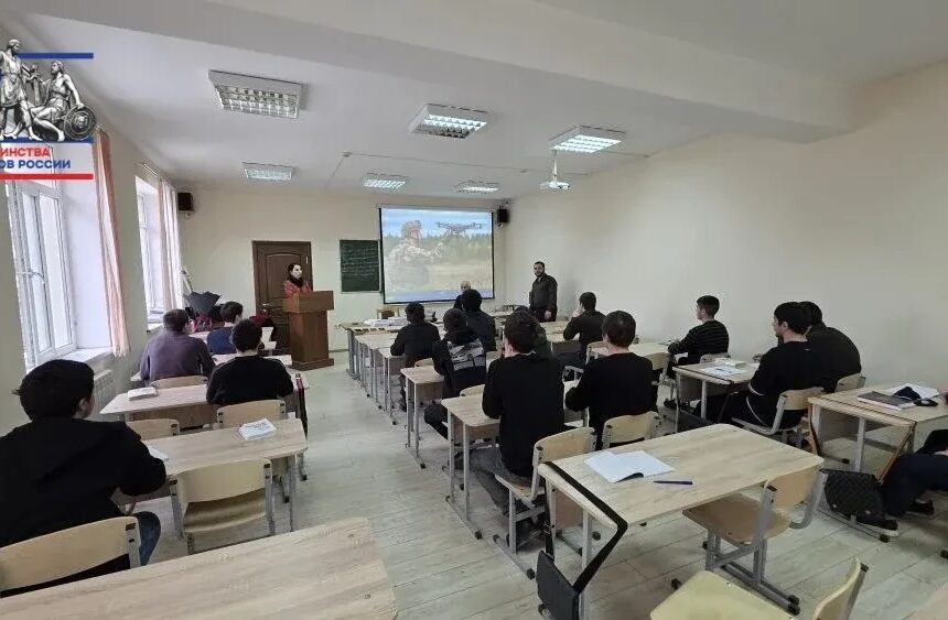 В Автомобильно-дорожном колледже Махачкалы прошли Уроки мужества