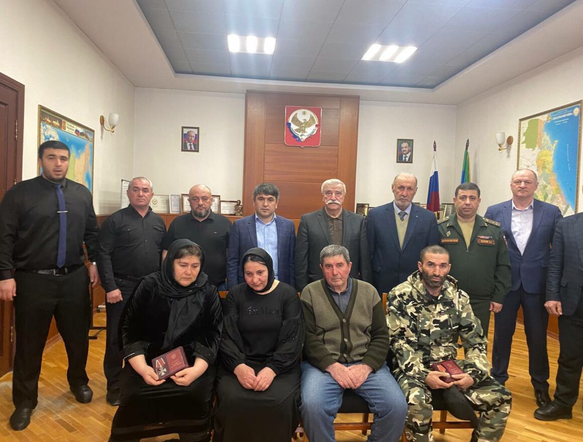 В Табасаранском районе посмертно наградили четырех участников СВО