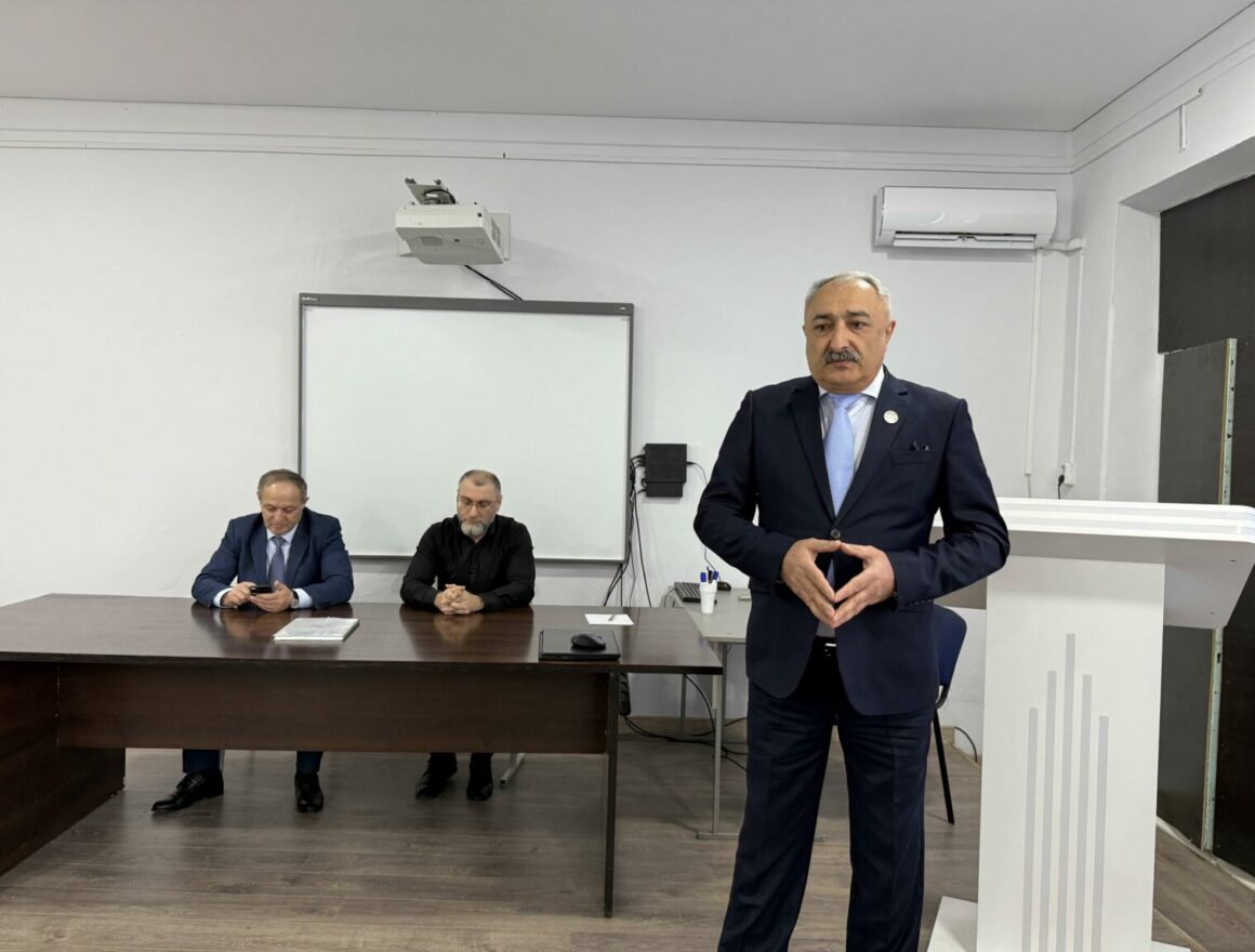 Сотрудник Минприроды и участник проекта «Доблесть Гор» провели экоурок для студентов в Махачкале