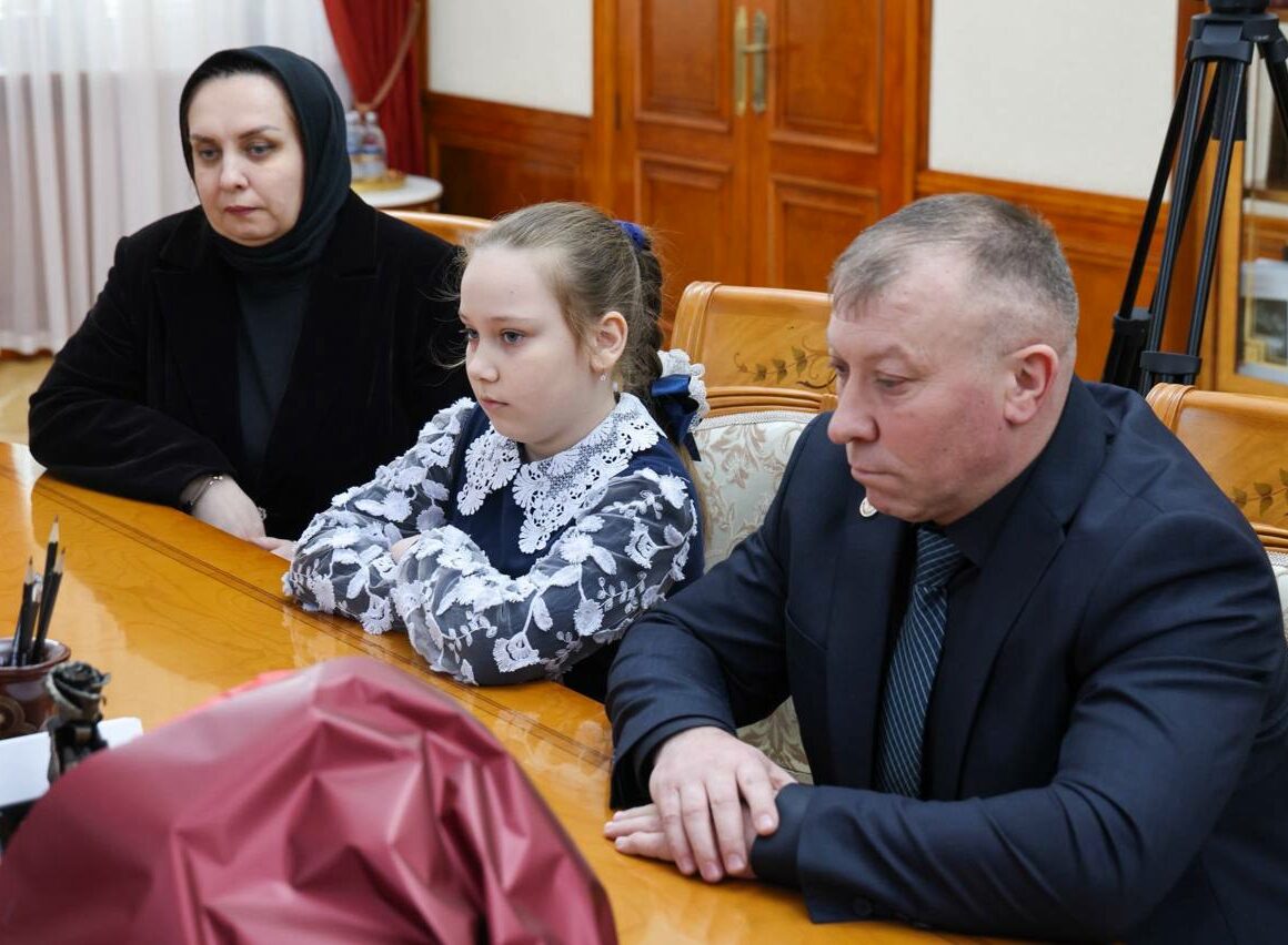 Глава Дагестана передал семье погибшего участника СВО медаль «За проявленное мужество»