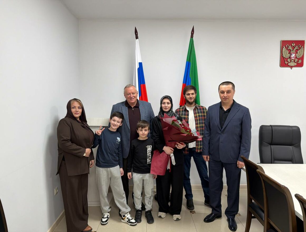 В Каспийске мать-одиночка с двумя детьми-инвалидами получила ключи от новой квартиры