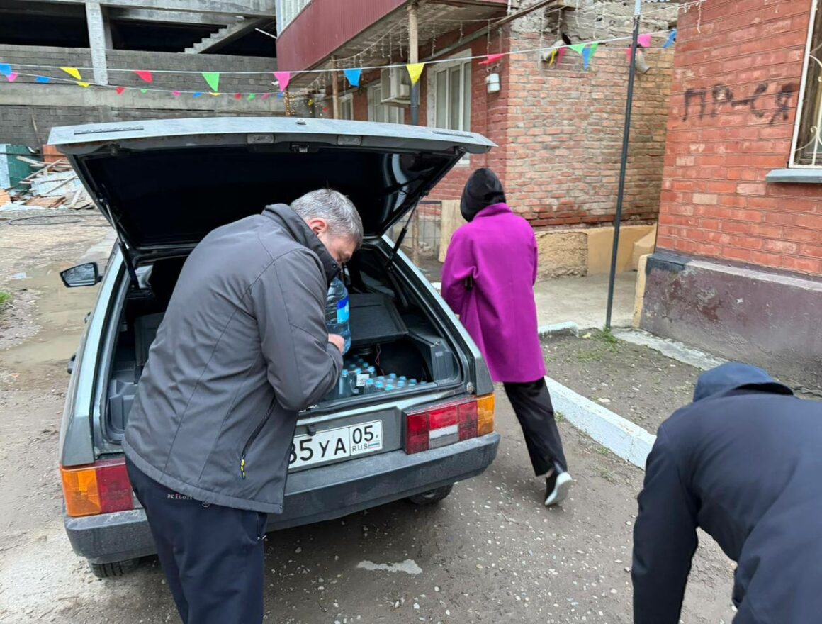 Семьям участников СВО в Хасавюрте организовали подвоз бутилированной воды