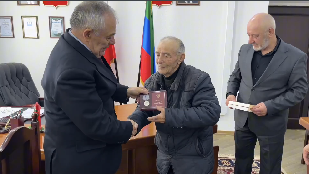 Отец двух участников СВО получил их государственные награды в Рутульском районе