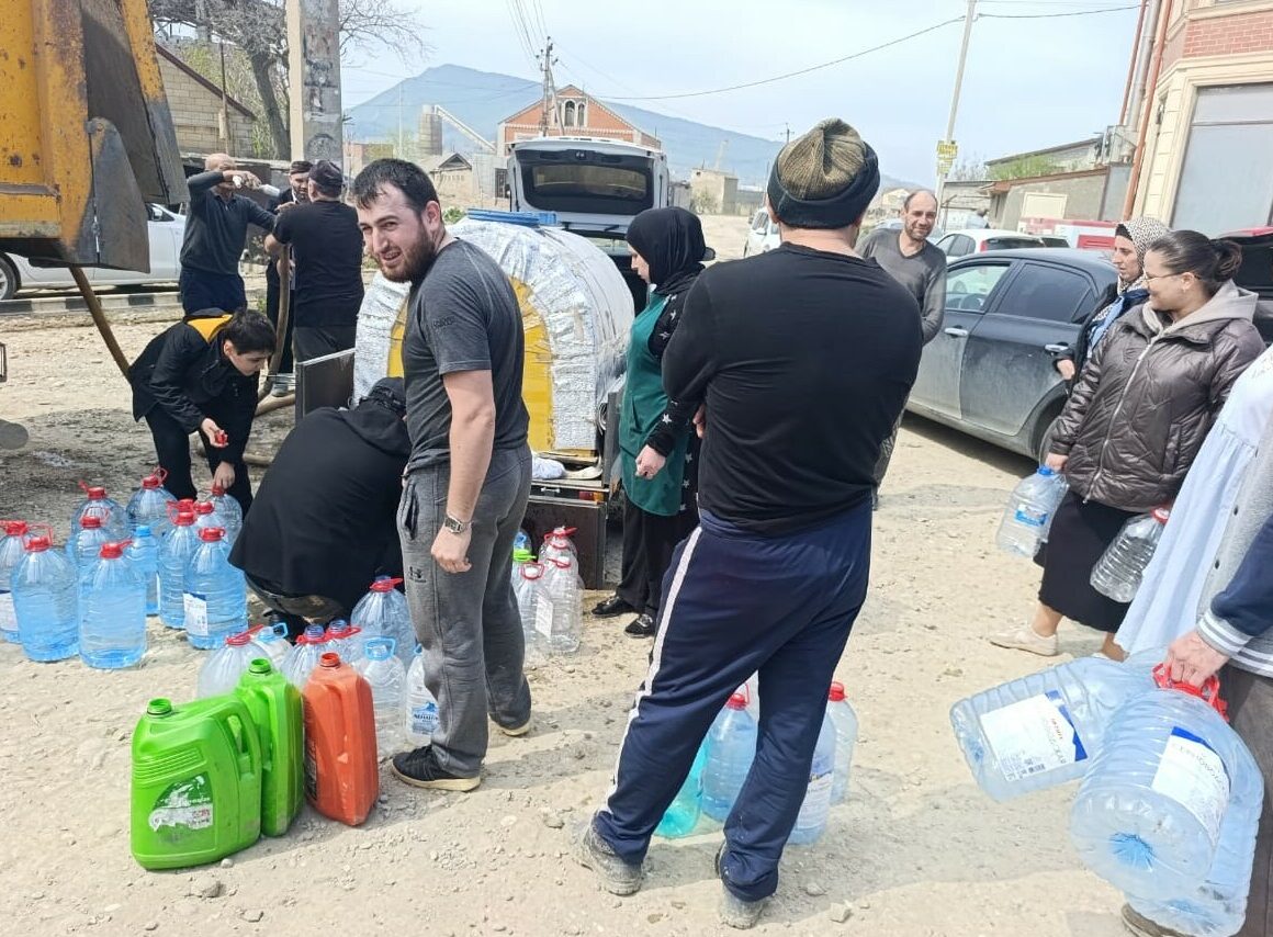 Депутат Госдумы РФ доставил 50 тонн воды в затопленные районы Дагестана