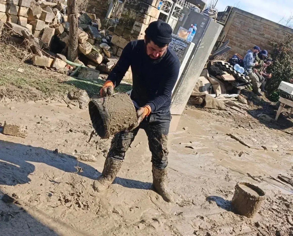«Чужой беды не бывает»: жители Хивского района помогают Мамедкале после паводков