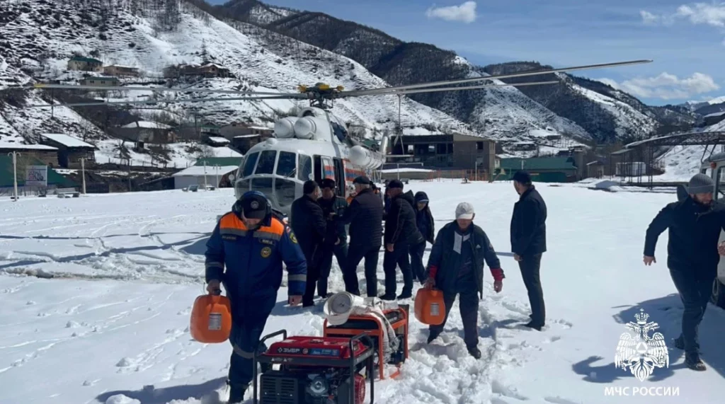 Спасатели МЧС доставили помощь в отрезанный снегом Бежтинский участок