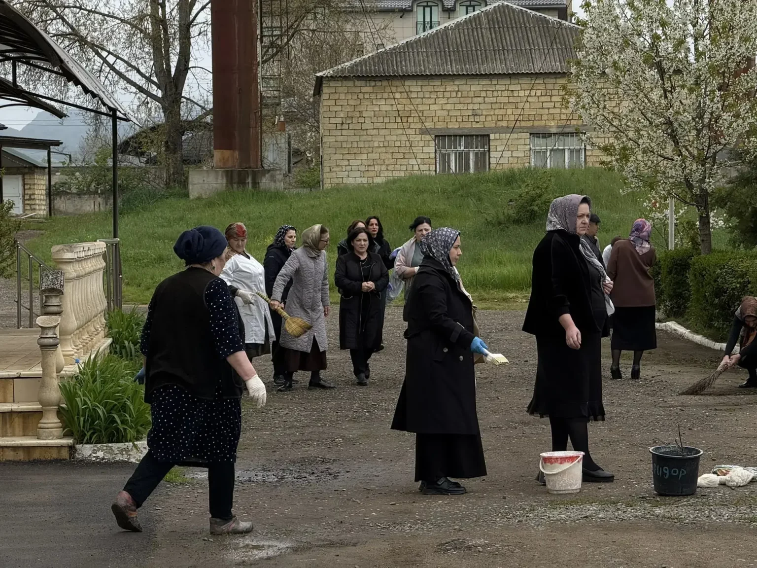 В Сулейман-Стальском районе проходит масштабный субботник в рамках Всероссийского марафона чистоты