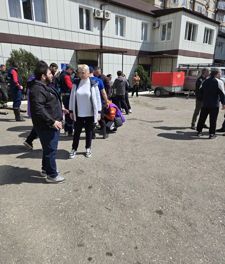 Елена Павлюченко передала волонтёрскому штабу «Мы вместе» мешки, перчатки и еду
